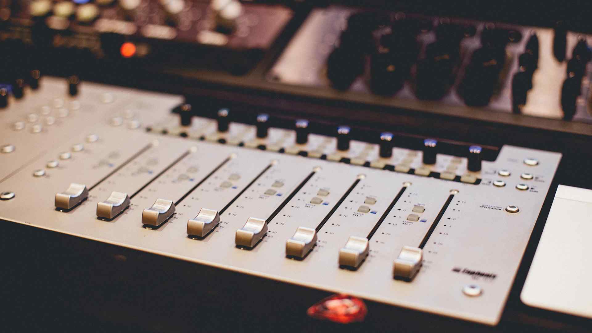 https://www.shobby.ro/wp-content/uploads/2017/05/hero_background_studio_04.jpg
